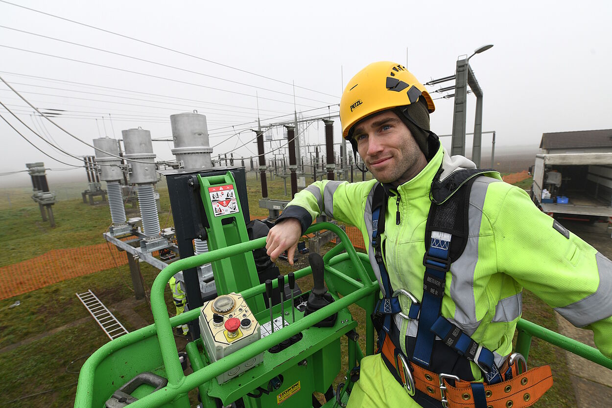 Mann im Umspannwerk