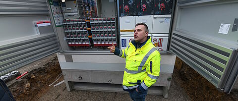 Mann vor Ortsnetztrafostation