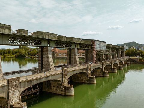 Große Brücke an welcher mit Hilfe von Wasserkraft Energie erzeugt wird.